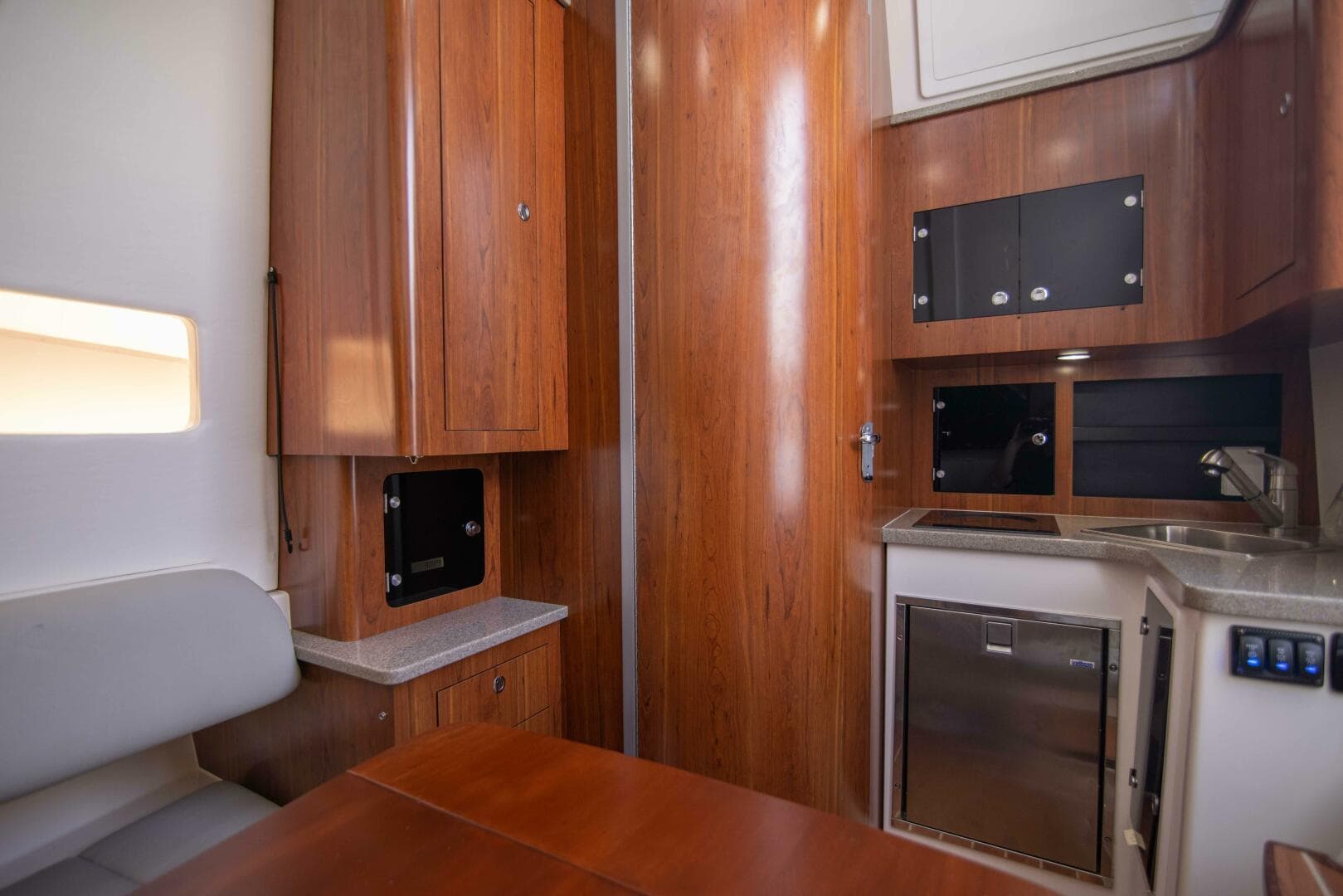 2016 Regulator 41 Center Console — photo 12