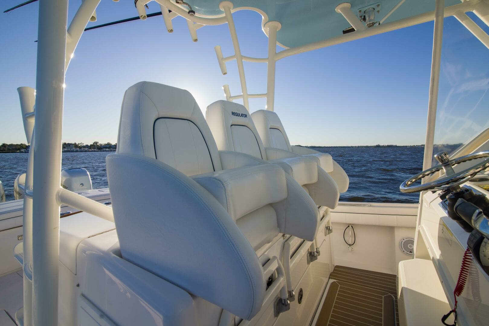 2016 Regulator 41 Center Console — photo 8